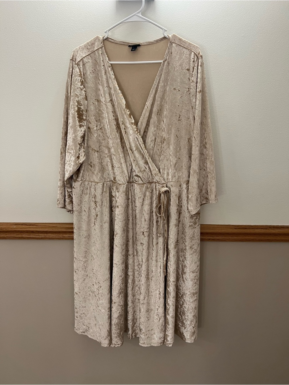 EUC Torrid Champagne Velvet Faux Wrap Dress size 4XL
